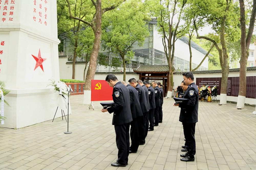 岳池县公安局开展清明节祭奠英烈及慰问英烈亲属系列活动