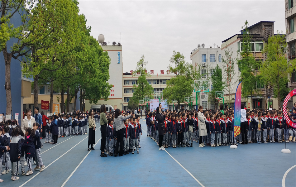 “科普大篷车”开进青神县学道街小学校