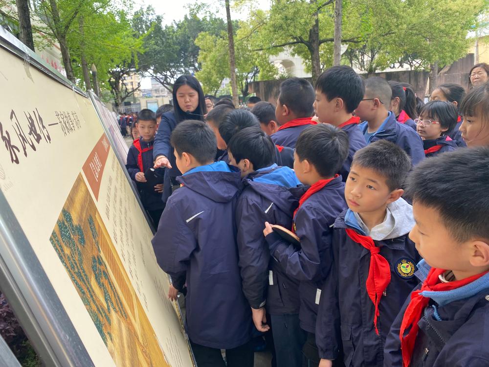 “三苏家风进万家”主题展走进青神县学道街小学