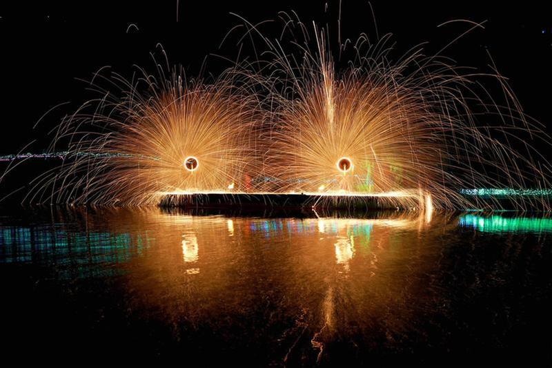 非遗“打铁花” 点亮“夜经济”