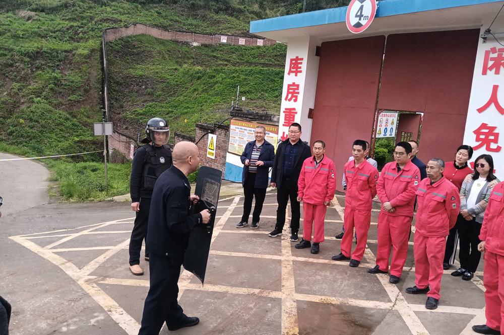 华蓥市公安局深入民爆企业开展防爆消防安全应急演练