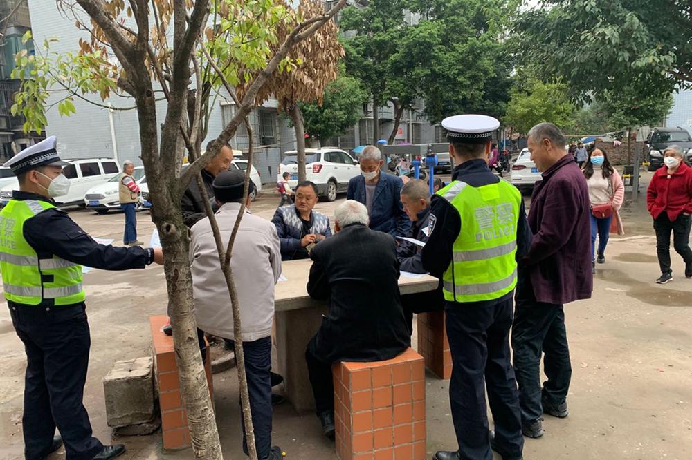 邻水县：交警进小区开展交通安全宣传活动 