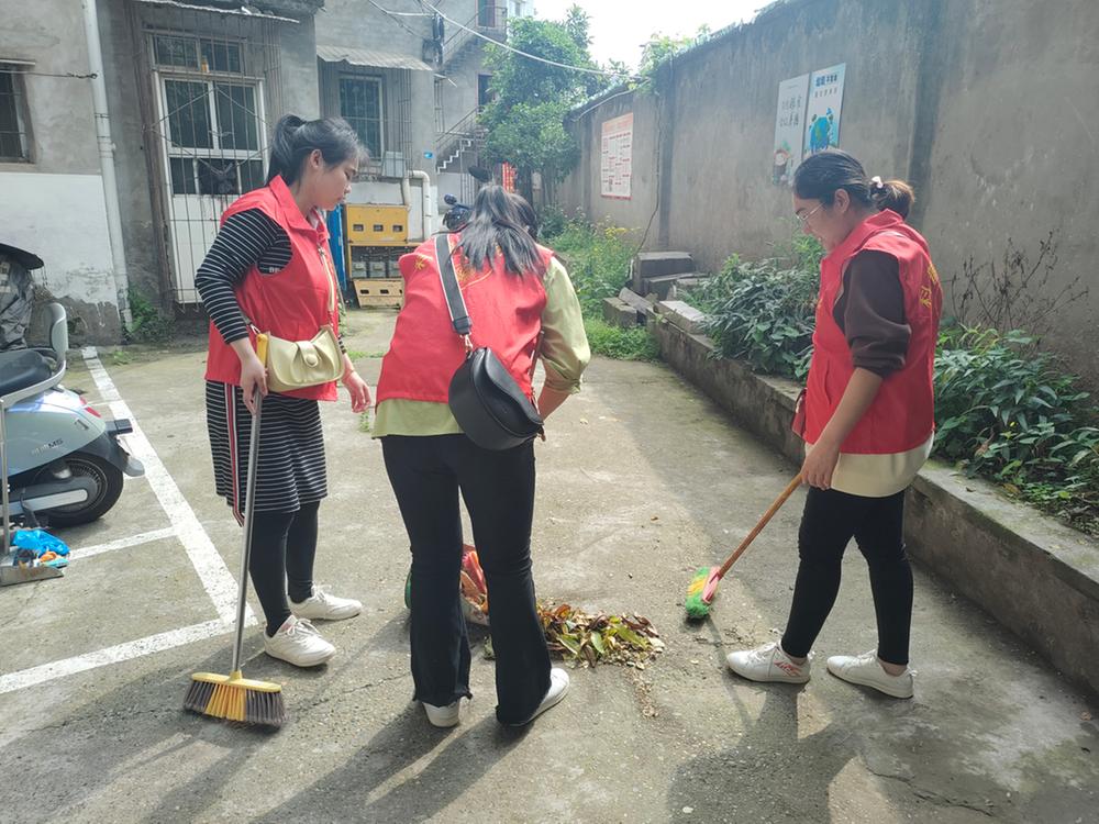 蓬安县科协深入三湾堰社区开展环境整治活动