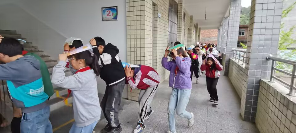 南江县八庙镇小学开展防震减灾应急演练