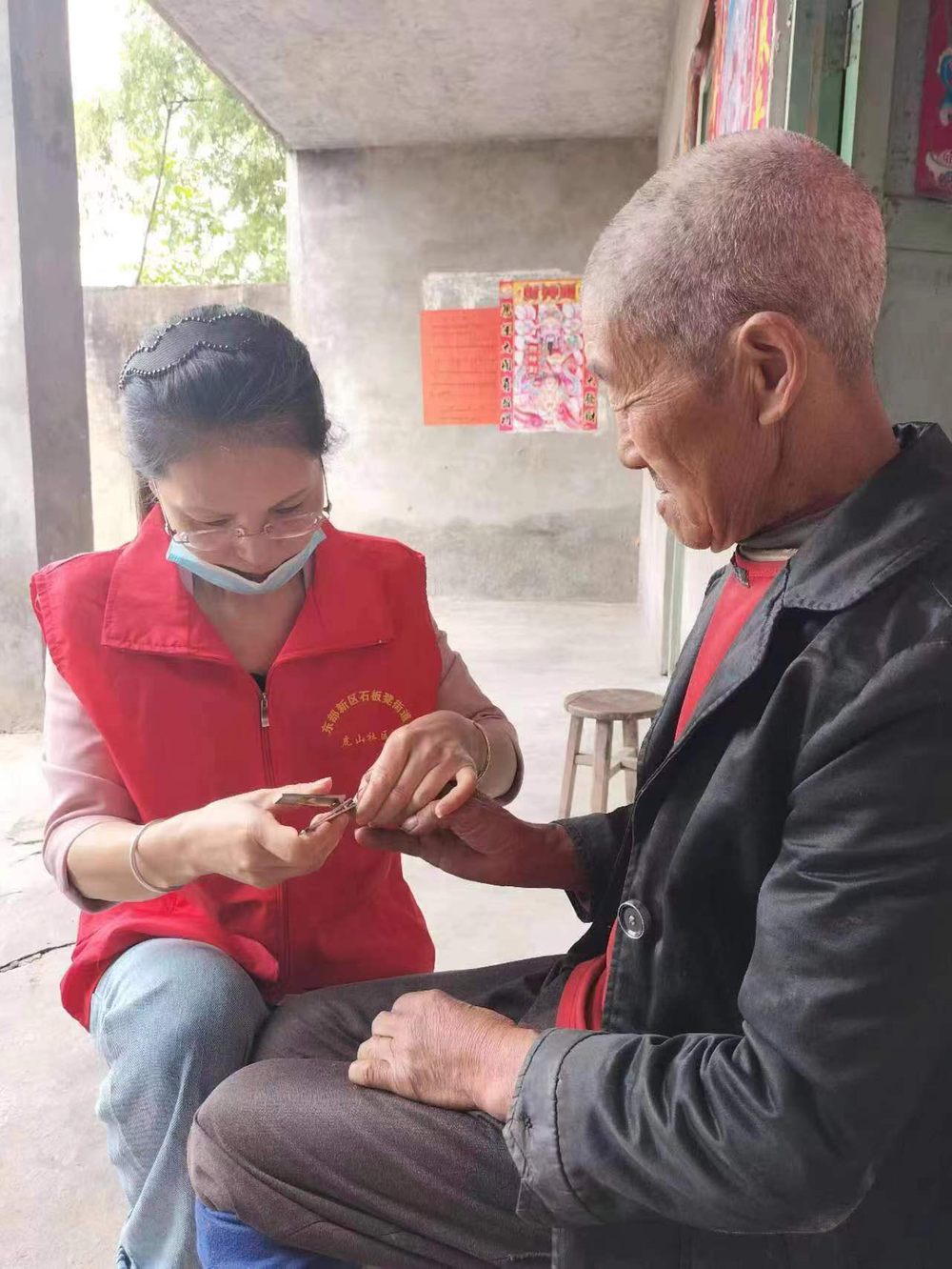 成都东部新区石板凳街道：微网格员真情服务暖人心