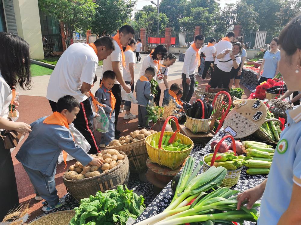 眉山天府新区青龙幼儿园开展农耕体验活动