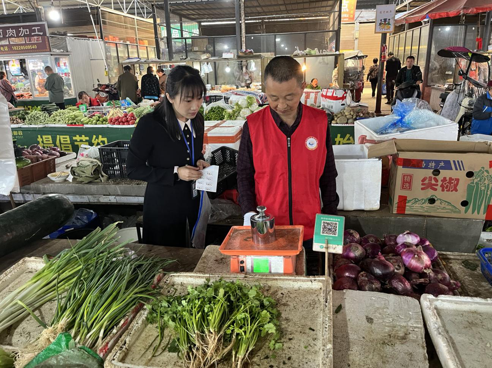 丹棱县市场监督管理局开展全县加油机周期检定及计量送服务专项行动