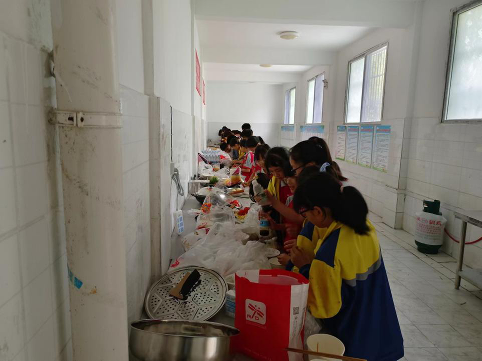 公山镇小学:孩子走进厨房开展劳动实践体验活动