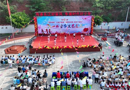 东兴区：“圆梦助航”迎“六一”