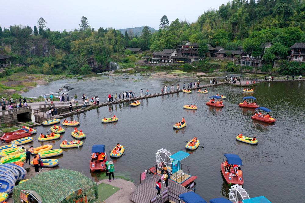 广安区：“五一”黄金周  旅游升温秩序井然