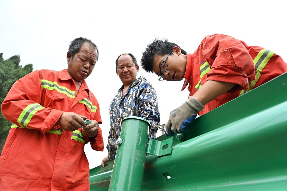 东兴区：路网“黑化”，提升乡村“颜值”