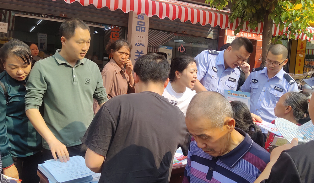 飞龙镇禁毒普法宣传进场镇