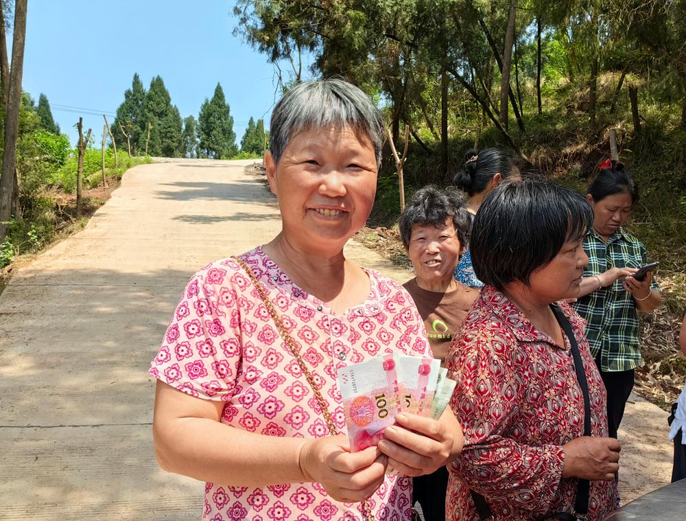 东兴区：村民在家门口务工挣钱