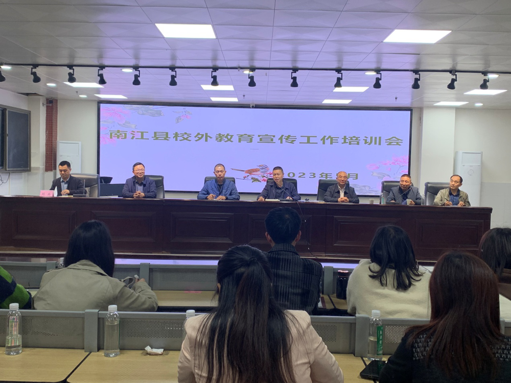 向稿件质量要效果 向创新思路要特色