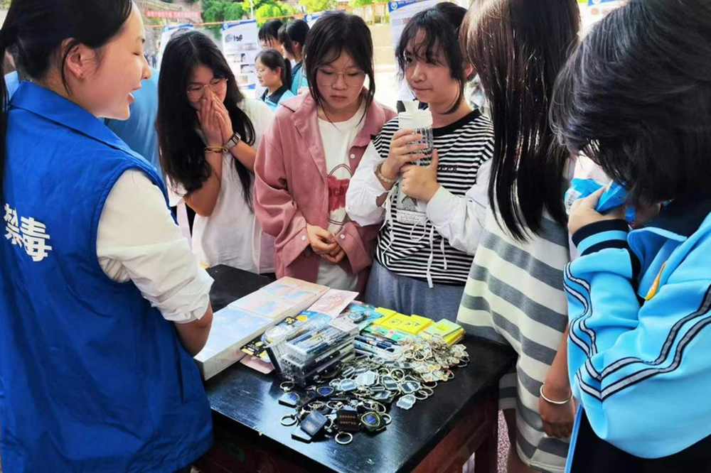 罗渡镇：禁毒宣传进校园 守护青春不“毒”行