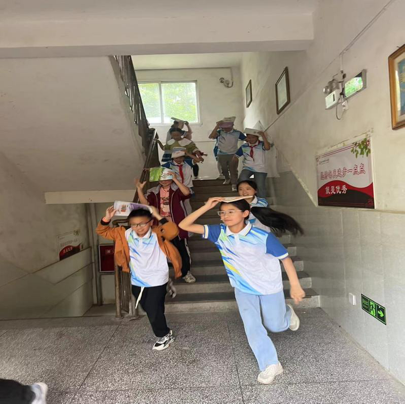 南江县龙渠小学开展防震减灾演练活动