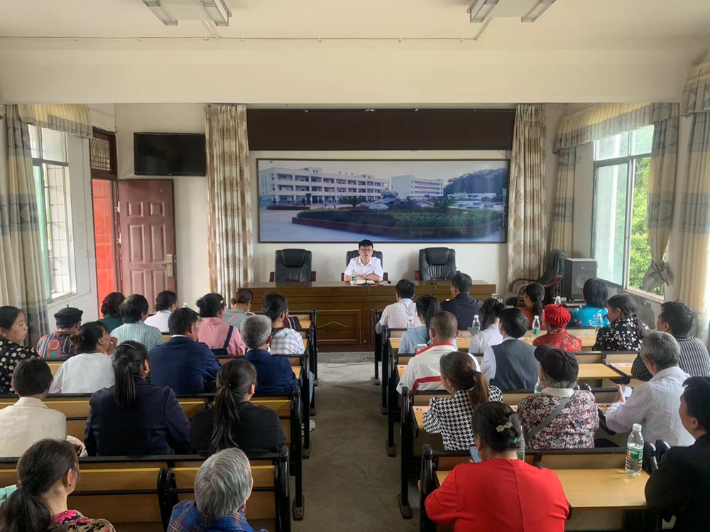 南江县长赤镇红顶九义校召开家长会