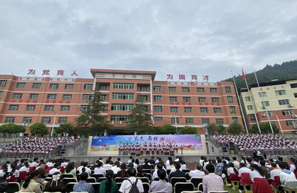 平昌县驷马中学开展经典诵读活动