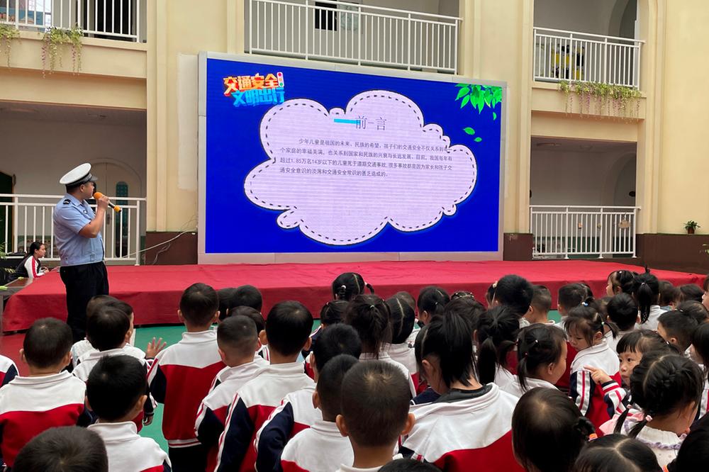 岳池县：法治班主任进校园  萌娃变身“小交警”