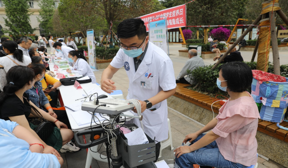 简阳市人民医院开展全民营养周和“5·20”中国学生营养日主题宣传活动