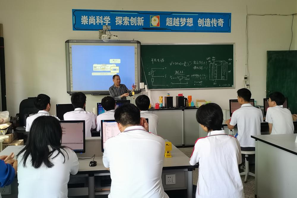 邻水县二中：科技创新教育为“双减”添砖加瓦