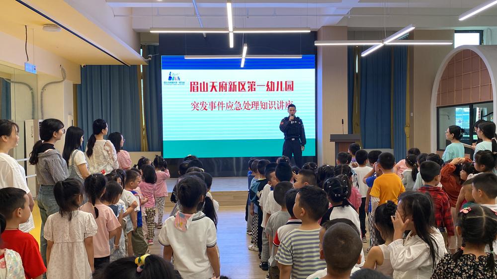 眉山天府公安提高幼儿园职工反恐防暴能力