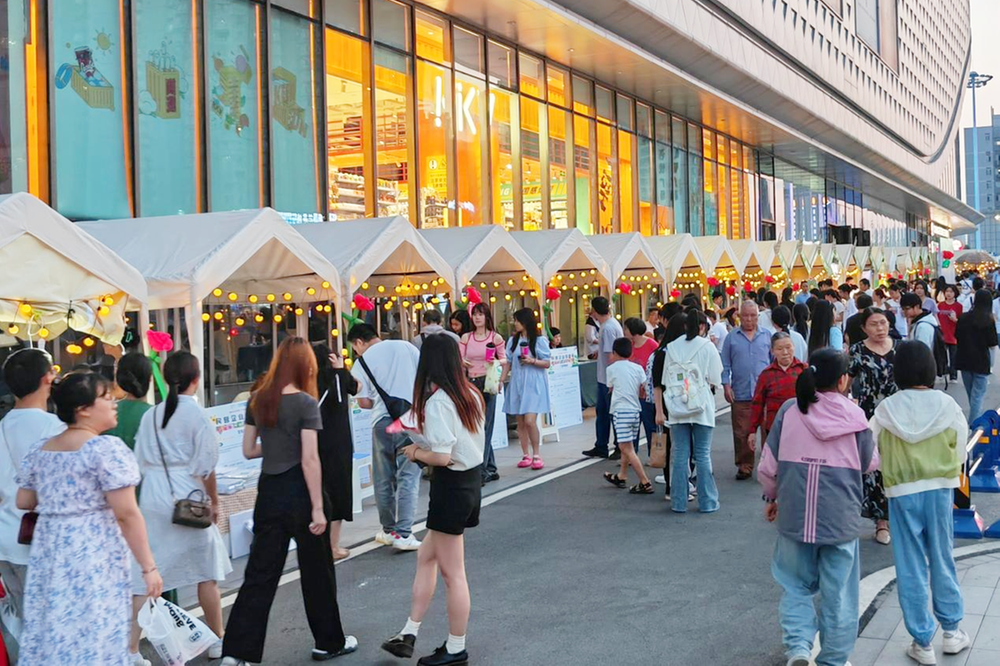 广安举办首场招聘夜市