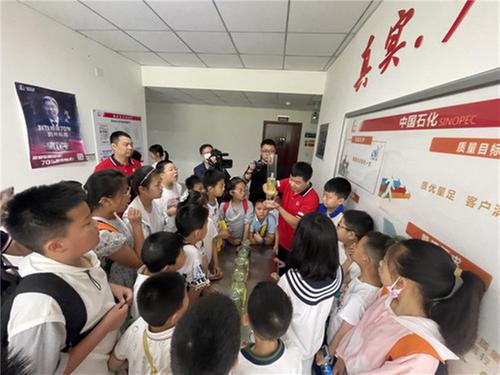 童眼看世界 简阳少年探寻加油站里的“绿色奥秘”