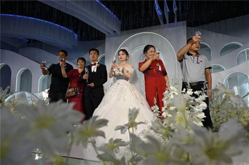 东兴区：喜报贺新婚 嘉奖送祝福