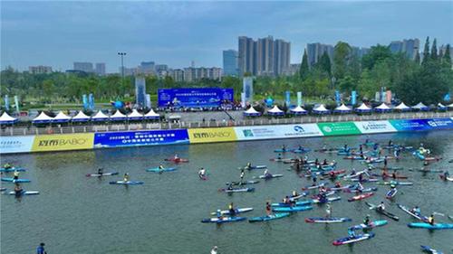 桨板健儿挥楫踏浪 水上运动拉动文旅消费