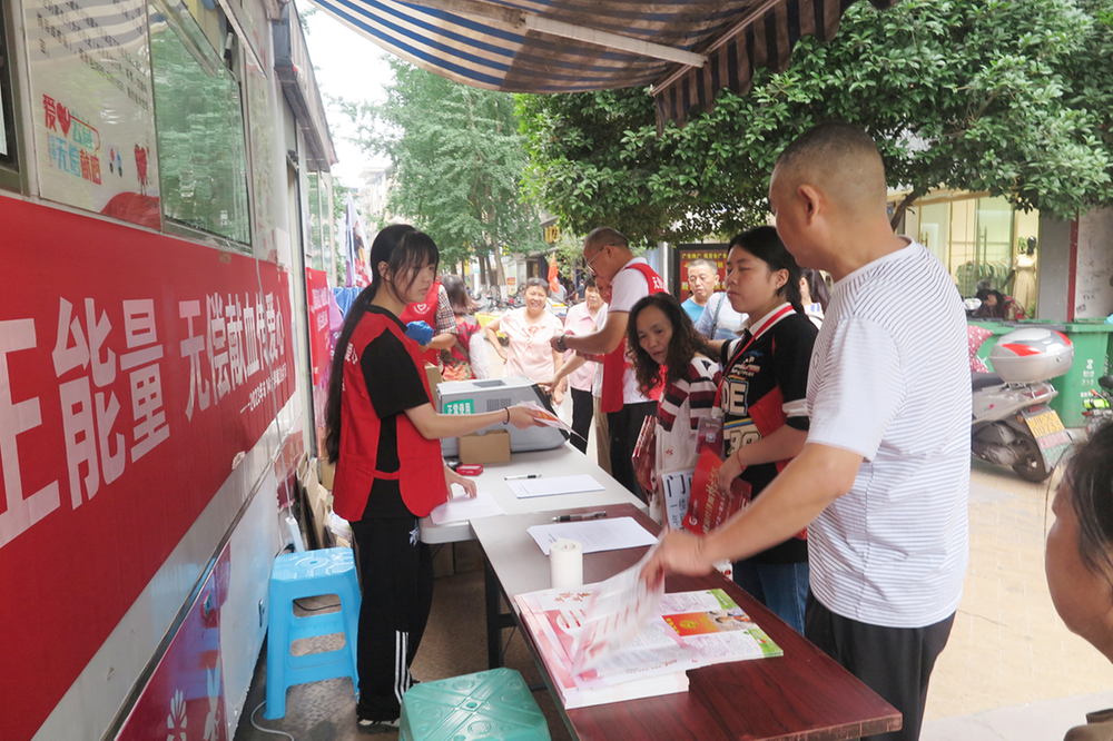 武胜县市民献血热情高涨