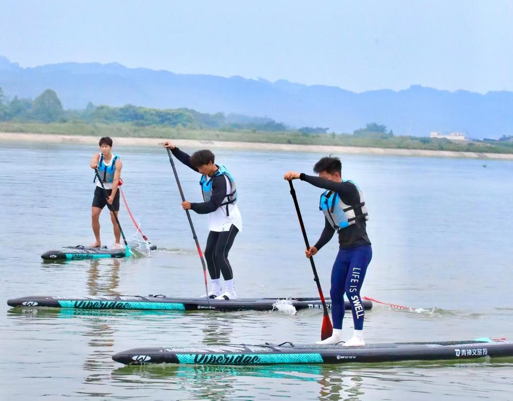 追风少年逐浪青神湖 全力备战全国桨板暨桨板球公开赛