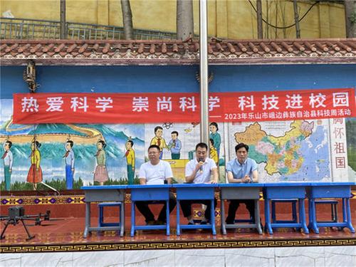 航模科技进校园  点燃学生航天梦