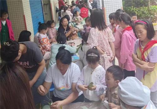 南江县傅家小学幼儿园开展“巧手妈妈包粽子”亲子体验活动