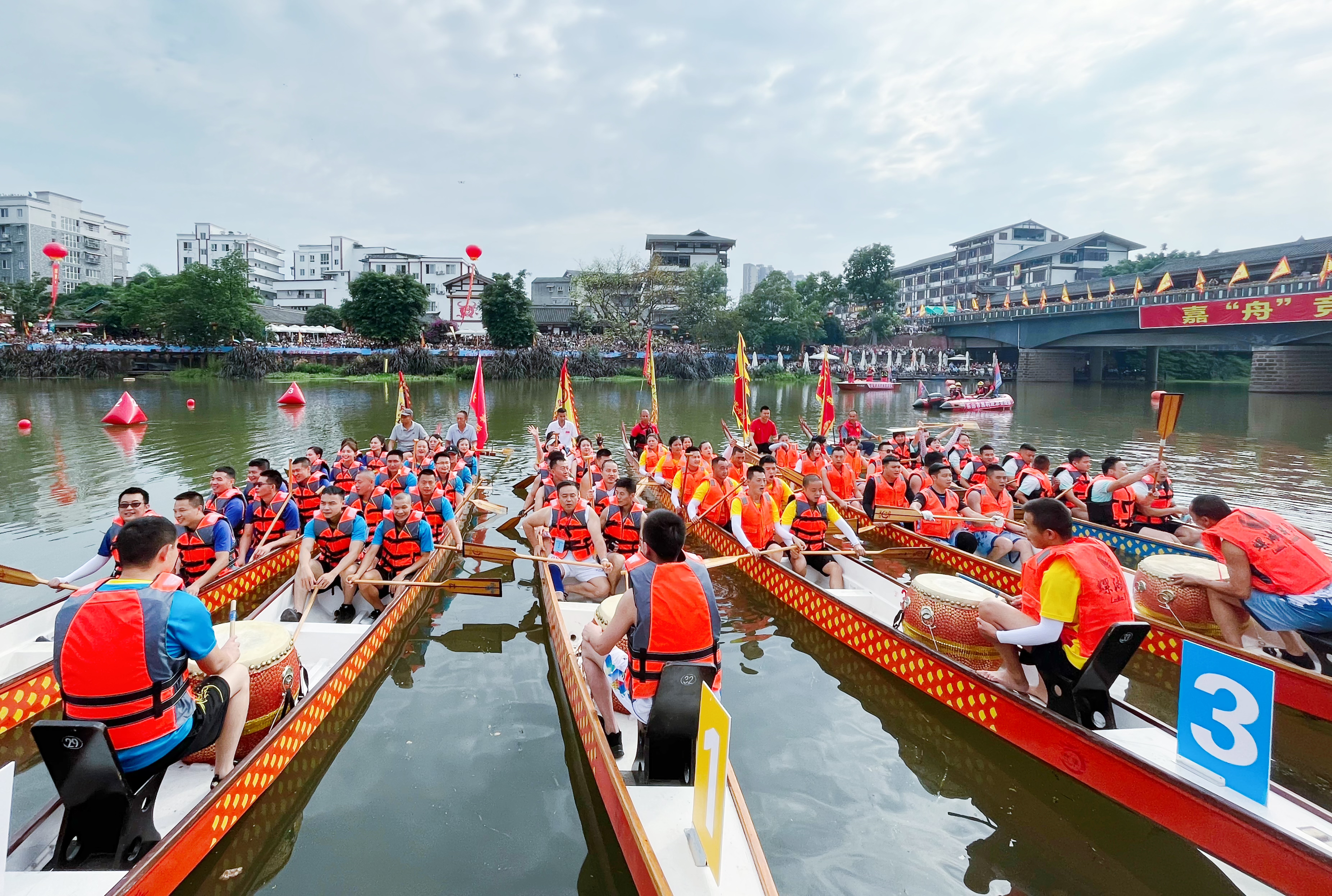 嘉“舟”竞渡！乐山市市中区欢乐龙舟赛火热开赛