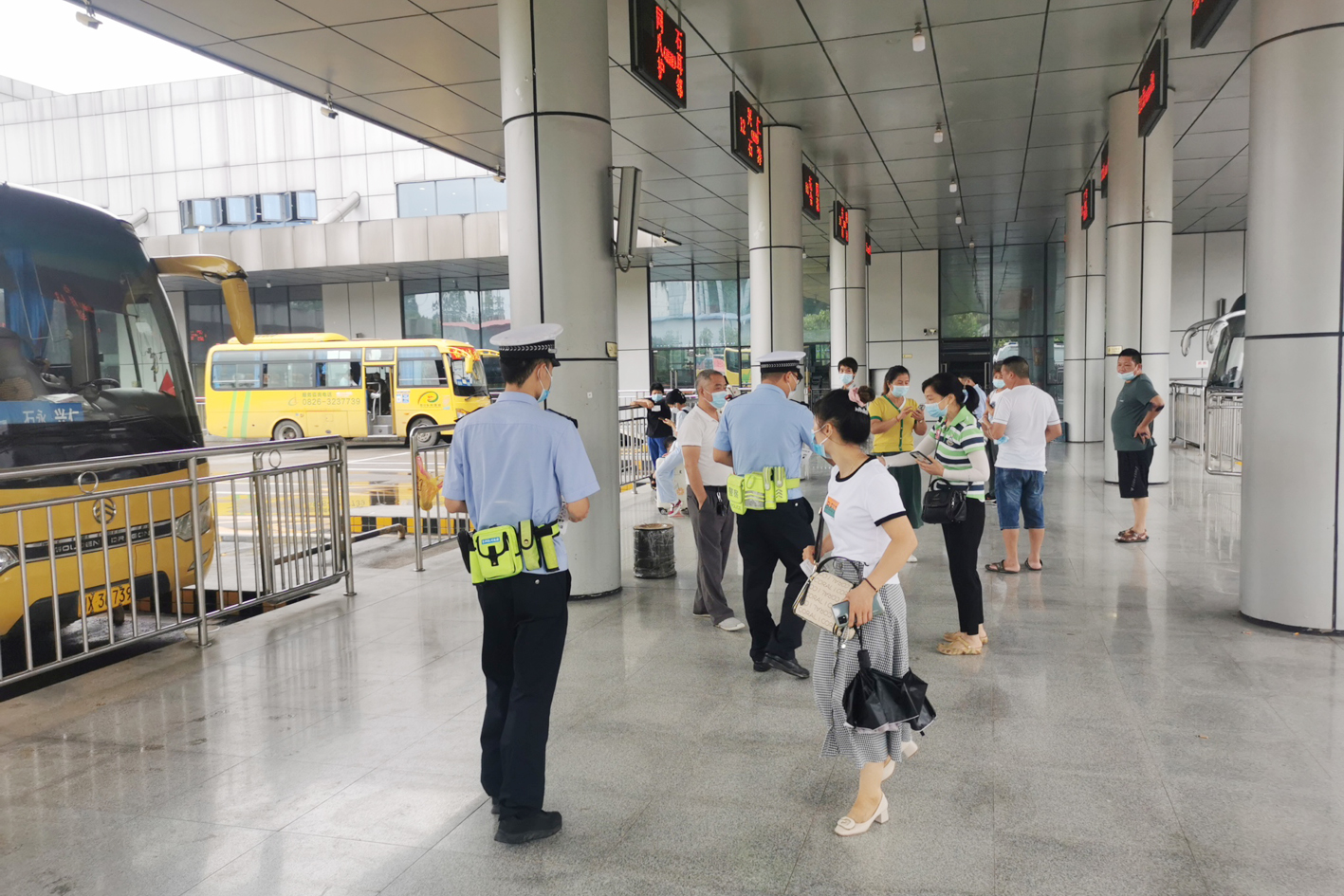 邻水县：交警走进客运中心抓宣传