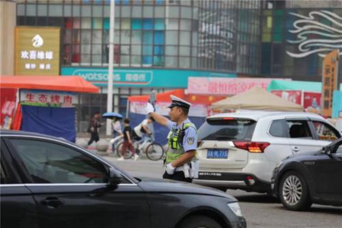 龙舟竞渡庆端午 平安守护添“警”彩