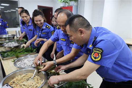 武胜县综合行政执法局：浓情端午粽飘香 垃圾分类新时尚