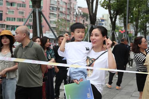 高考感人瞬间！考场外家长教师抱团为考生加油