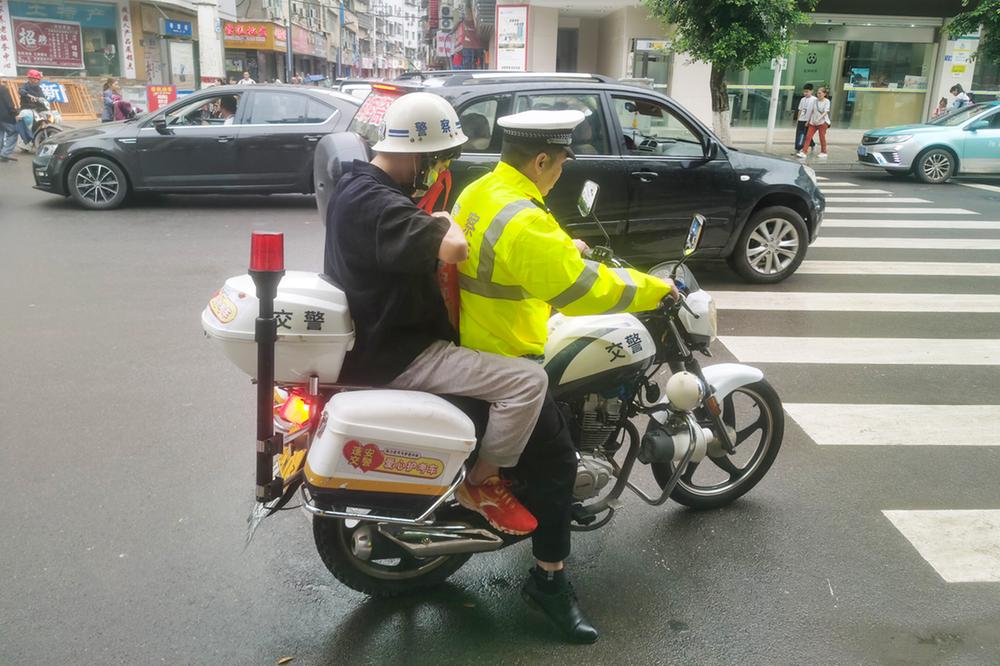 蓬安县：护航高考 交警同行