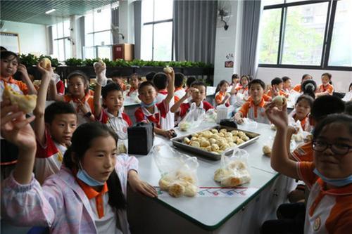 巴中市中坝小学开展劳动实践活动