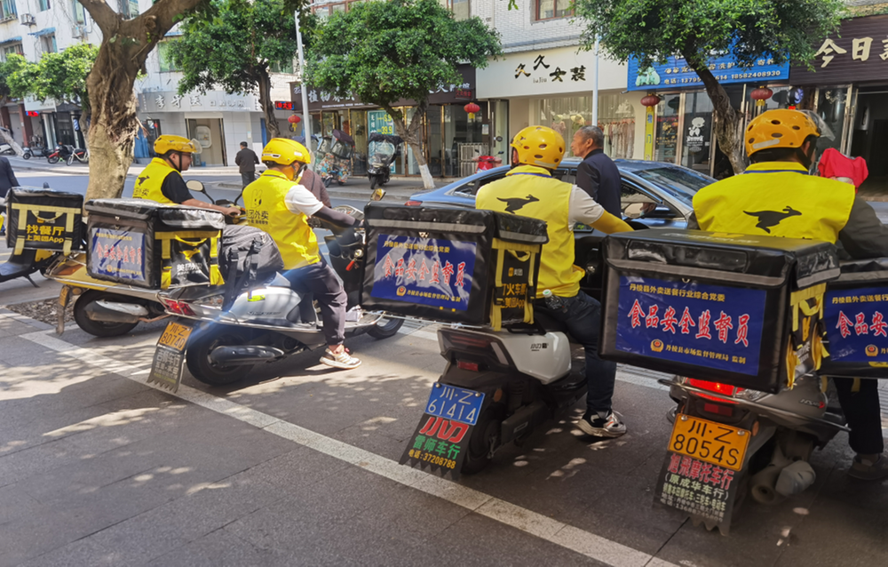 丹棱县：“小哥”化身“小管家”发挥治理“大作为”