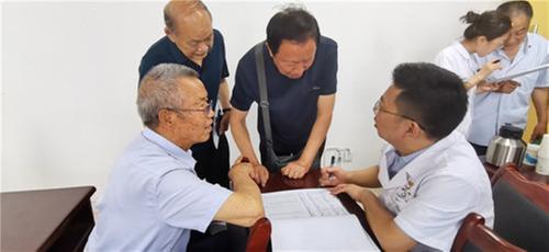 南江县委组织部为老党员送健康