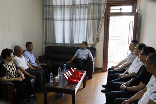 罗保富到巴州区九小看望慰问老党员