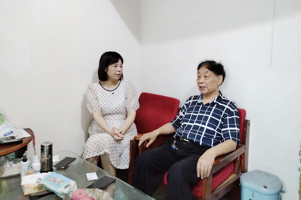 岳池县科协开展“七一”走访慰问老党员活动