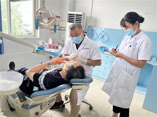 民建四川省委“三下乡”活动走进丹棱