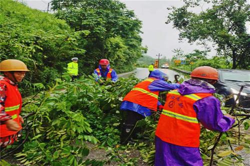 闻“汛”而动!华蓥市养路段及时抢险保畅通