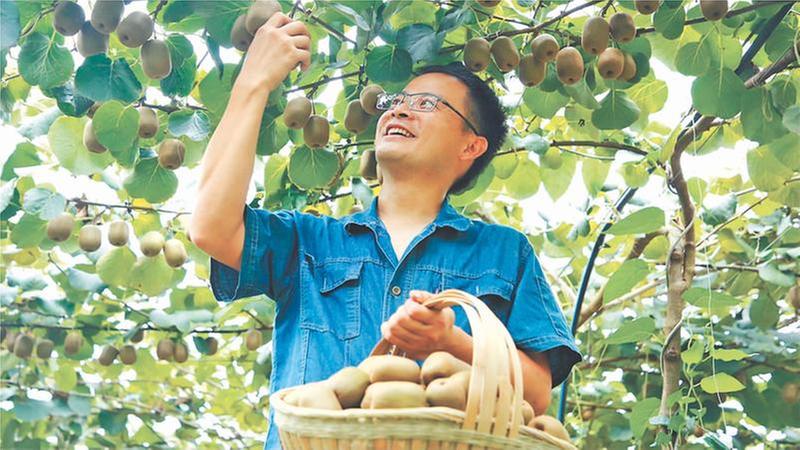 执青春之笔 绘振兴之图