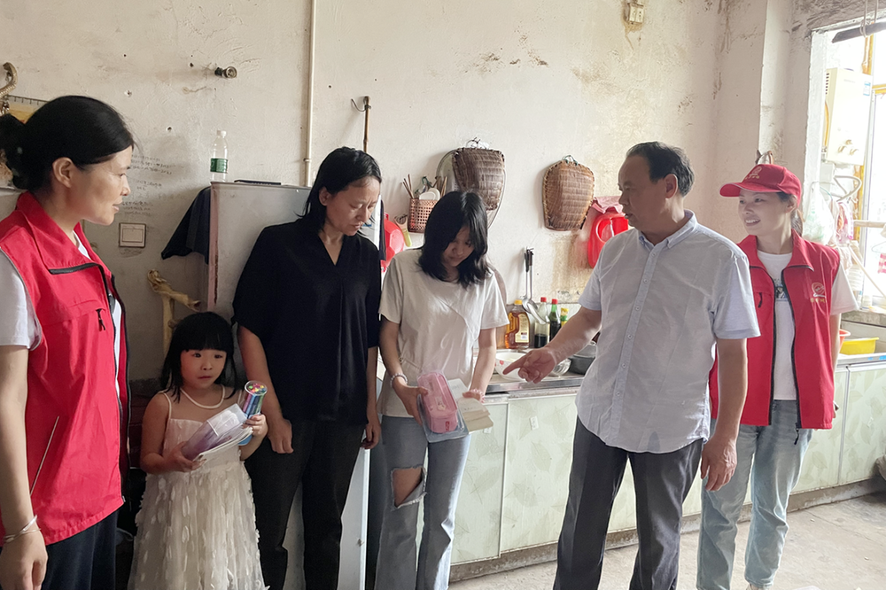 广安经开区枣山街道滴水岩社区开展“关爱儿童健康成长”走访慰问活动