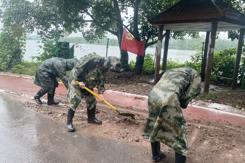 礼安镇：清理路面淤泥 确保道路通畅